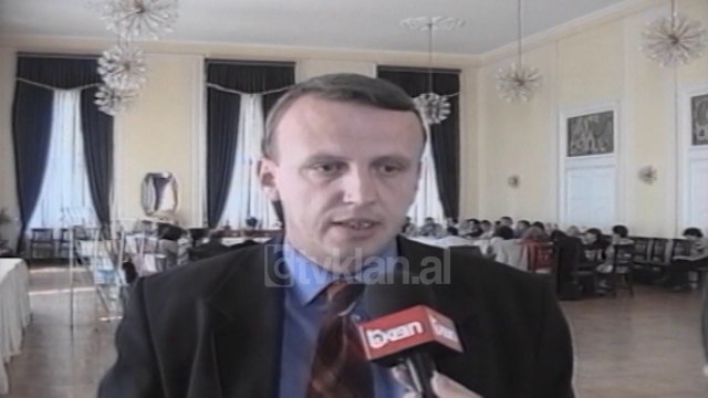 Ministria e Kultures organizon tryezen e librit me botuesit shqiptare - (26 Shtator 2000)