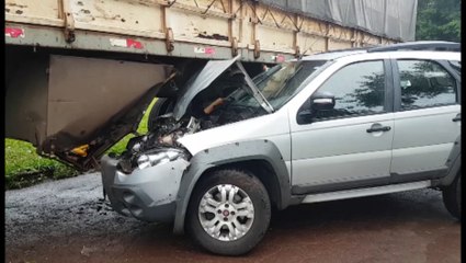 Veículo fica com a parte frontal destruída em forte colisão contra caminhão no Bairro Guarujá