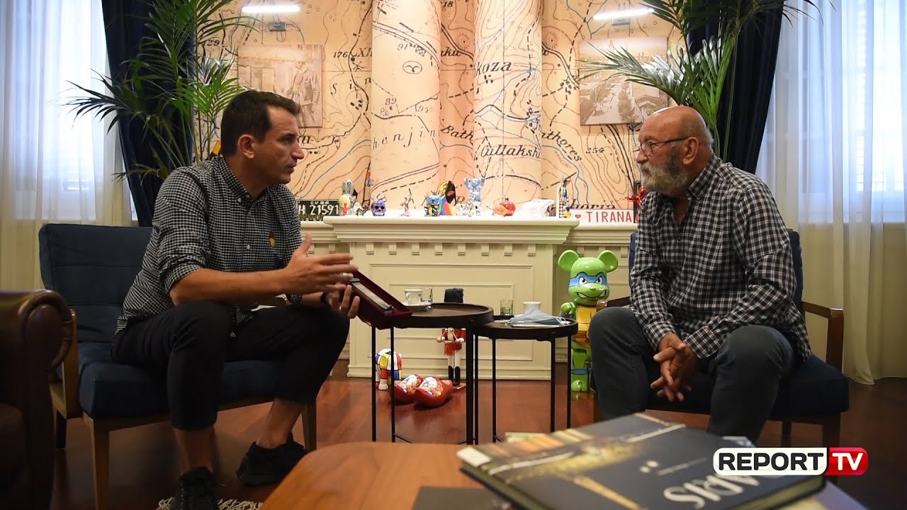 Report TV - Veliaj i dhuron 'Kullën e Sahatit' aktorit e shkrimtarit të njohur Çun Lajçi