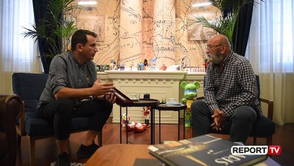 Report TV - Veliaj i dhuron 'Kullën e Sahatit' aktorit e shkrimtarit të njohur Çun Lajçi