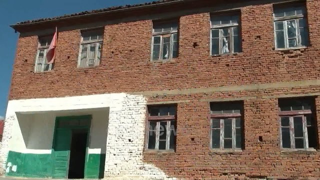 Ora News - Devoll, shkolla e rrënuar, nxënës e prindër të fshatit Përparimaj ankohen për kushtet
