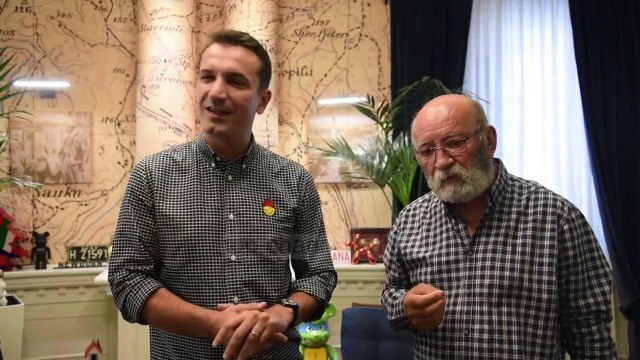 Rrugëtimi i Çun Lajçit/ Aktori nga Kosova në Tiranë për të promovuar librin e tij