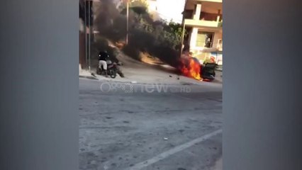Ora News - Makina merr flakë në ecje, shpëtojnë pasagjerët