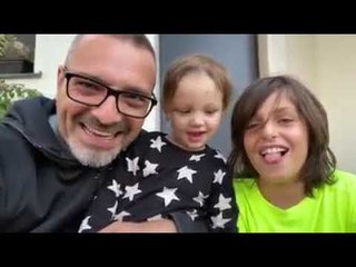 Report TV -Saimir Tahiri publikon momente gazmore pranë fëmijëve, qesh me lot me djalin e vogël
