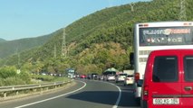 Ora News - Pushuesit nga Kosova kthehen në shtëpi, radhë kilometrike në Rrugën e Kombit