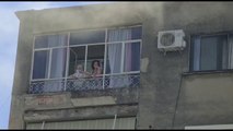 Apartamenti në Shkodër përfshihet nga flakët. Banorët të bllokuar nga tymi