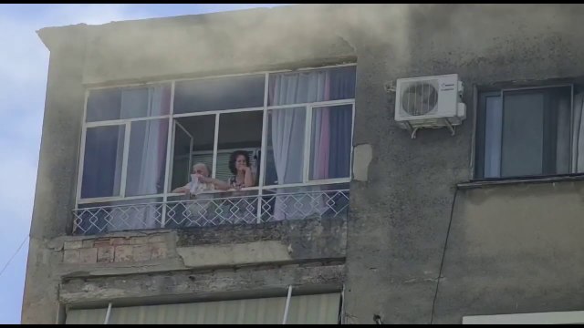 Apartamenti në Shkodër përfshihet nga flakët. Banorët të bllokuar nga tymi
