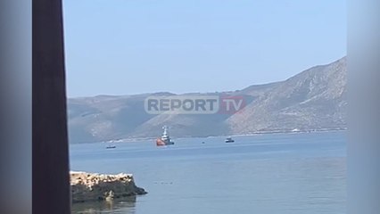 Report TV -Zhytet anija ushtarake, atraksion për pushuesit në Gjirin e Vlorës