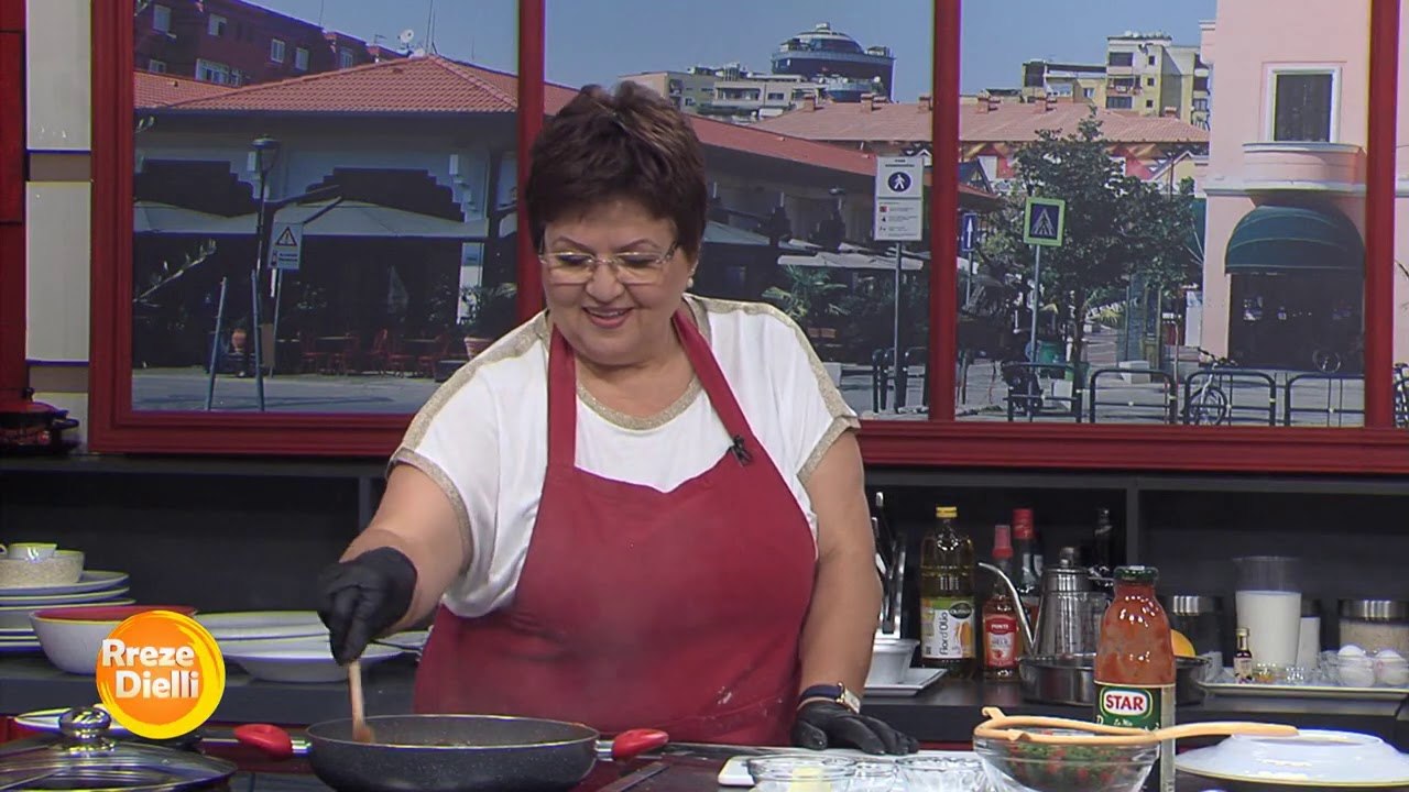 Biftekë me salcë dhe bizele nga zonja Vjollca
