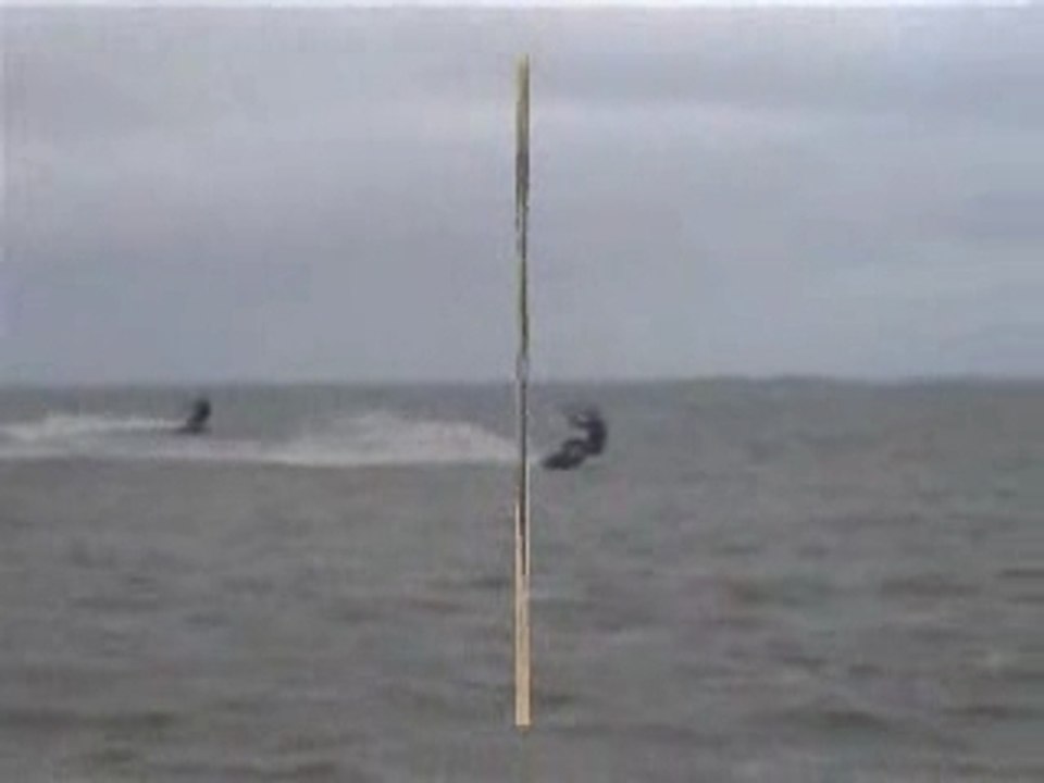 Crash on the beach kitesurf accident de fou !