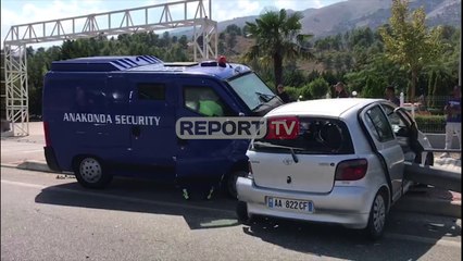 Descargar video: ReportTV -Dy automjete përplasen në Gjirokastër, njëra nga makinat përfundon në bordurën e rrugës