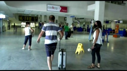 Greqi, 12 mijë presona me Covid/ 60 mijë turistë britanikë duhet të hyjnë 10 ditë në karantinë