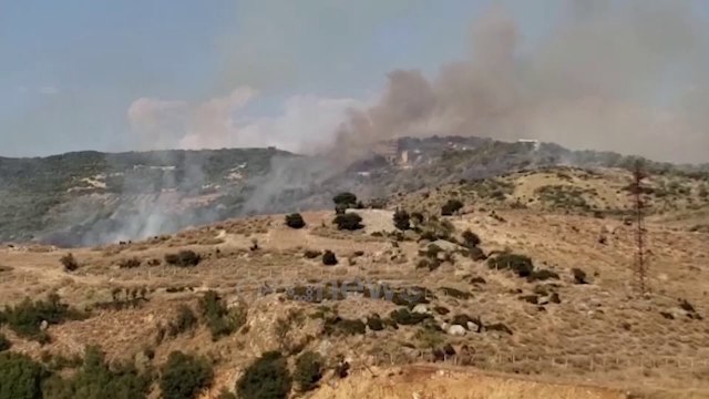 Ora News - Zjarr në Memaliaj, banorët po punojnë për shuarjen e flakëve