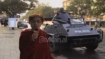 Dita e votimeve, policia masa te rrepta sigurie ne rruget e Tiranes - (1 Tetor 2000)