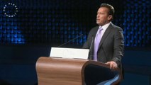 Top News - Arnold Schwarzenegger/ Djali, kopje në çdo drejtim