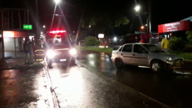 Colisão entre carros seguida de choque contra árvore deixa jovem ferido na Avenida Assunção