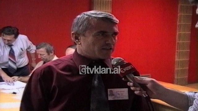 Drejt perfundimit dorezimi i kutive te votimit (2 Tetor 2000)
