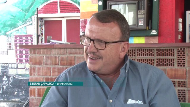 “ Pesë ditë mbret”/ Shfaqja e Stefan Çapalikut në tarracën e pallatit të kulturës - Vizion Plus