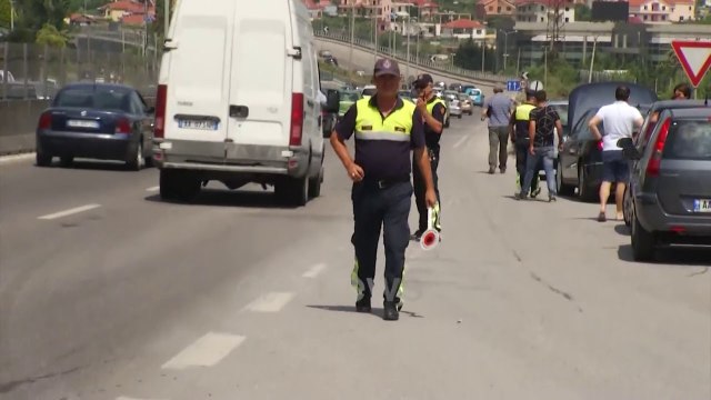 Ora News - Rriten gjobat, dhjetëfishohen masat për përdorimin e celularit në makinë