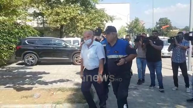 Ora News - Me maskë e i rrethuar nga policë, momenti kur avokati Demiraj shfaqet në gjykatë