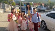 Ora News - Zemra plot, momenti emocionues kur Ajlin çon në shkollë 7 fëmijët e saj