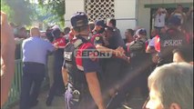 Report TV - Naftëtarët e Ballshit në protestë, përplasje me policinë, kërkojnë pagat e prapambetura