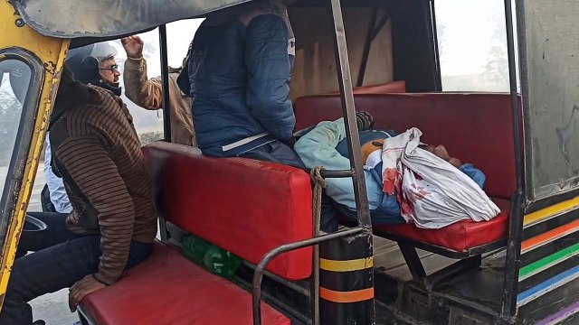 सड़क दुर्घटना में दादा और पोती घायल, दादा गंभीर, हेलमेट ने बचाई जान