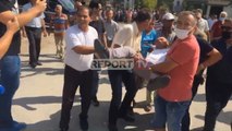 Përplasjet e naftëtarëve me policinë, momentet kur një protestuesi i bie të fikët,dërgohet në spital