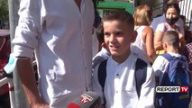Report TV - Tiranë, fëmijët të emocionuar: Respektuam të gjitha rregullat! Shkolla shkoi shumë mirë