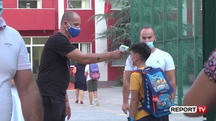 Nis shkolla! Fëmijët ruajnë distancë, prindërit në turma! Nxënësit: Vështirë të flasim me maska!