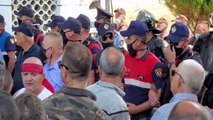 Naftëtarët “sulmojnë” uzinën/ Në protestë për pagat e munguara. Ndërhyn policia