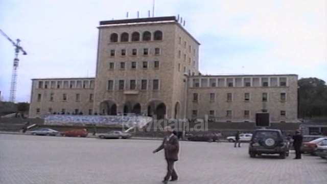 Ministria e Arsimit hap dyert e korrespondences per mesuesit me shkolle te mesme - (11 Tetor 2000)