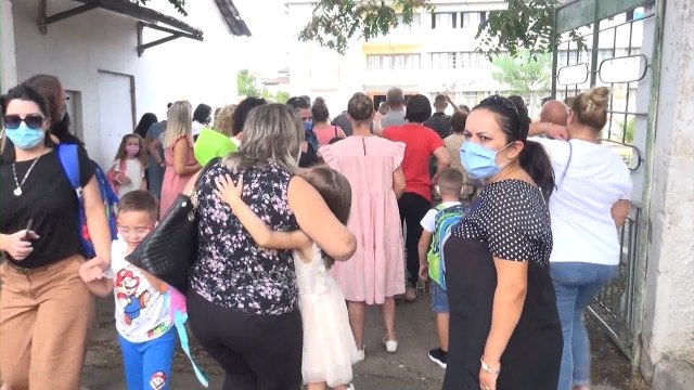 Ora News - Kolonjë dhe Elbasan, mësuesit me koronavirus, neglizhencë pranë shkollave