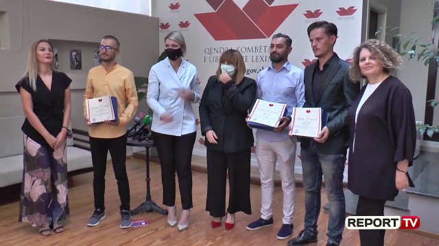 Report TV - Ndahen çmimet e letërsisë për të rinj, Flutura Açka tre porosi për fituesit