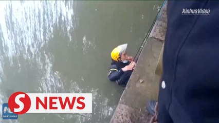 Deliveryman saves elderly man in Suzhou