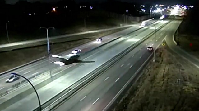 Un avion atterrit d’urgence sur une autoroute et percute une voiture