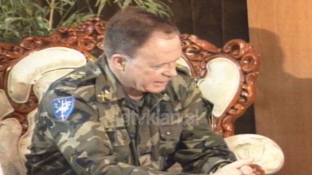 Komandanti i KFOR-it Ortunjo, perfundon misionin ne Kosove - (11 Tetor 2000)