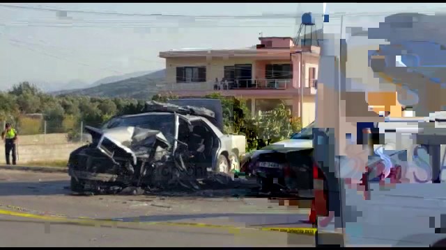 Mjetet përplasen kokë më kokë dhe bëhen copë! Pamjet nga aksidenti i frikshëm në Berat