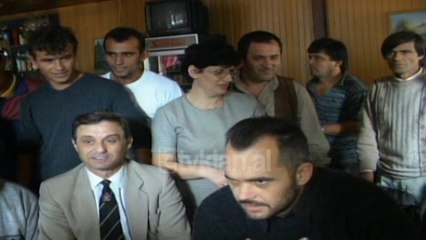 Kryebashkiaku Rama me tregtaret e Medresese, fushata per balotazh - (11 Tetor 2000)