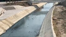 Ora News - Fier: Derdhja e mbetjeve hidrokarbure ndot sërish lumin Gjanica