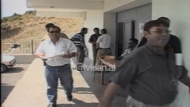 Ndalohen 13 autobuse me shqiptare ne Kakavije - (14 Tetor 2000)