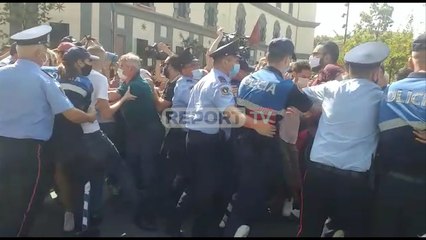 Report TV - Naftëtarët e Ballshit zhvendosin protestën në Tiranë dhe përplasen me policinë