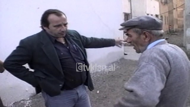 Durres, aksion nga Policia Elektrike per nderhyrjet e paligjshme ne energji (13 Tetor 2000)