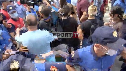 Report TV - Protesta në Tiranë, naftëtarët e familjarët e tyre përplasje me policinë