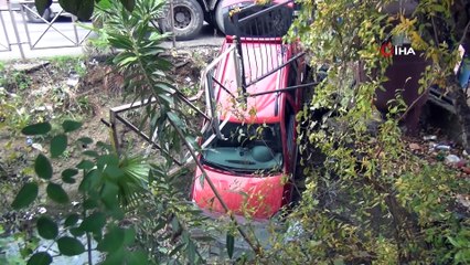 Kanala Uçan Otomobilden Burnu Bile Kanamadan Çıktı...Kaza Anı Kamerada