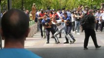Ora News - ”Duam paret tona!” Naftëtarët përplasen me policinë: Mos i prekni punëtorët