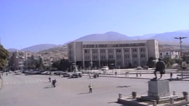 Prefektura e Korçes po zhvillon raundin e dyte te zgjedhjeve lokale - (15 Tetor 2000)