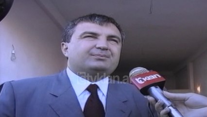 Kryeministri Meta voton ne balotazhin per njesine bashkiake 7 - (15 Tetor 2000)