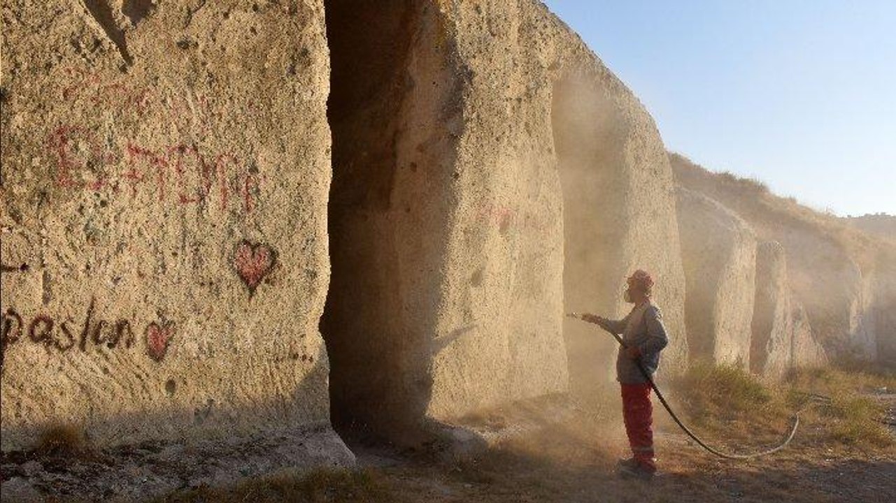 Frig Vadisi’ndeki ‘aşk yazıları’ temizleniyor