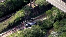 Fallecen 16 personas tras caer un autobús desde un viaducto en Brasil